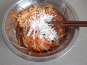 加入盐、淀粉搅拌均匀。