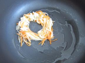 放入萝卜土豆丝，围成圆圈。