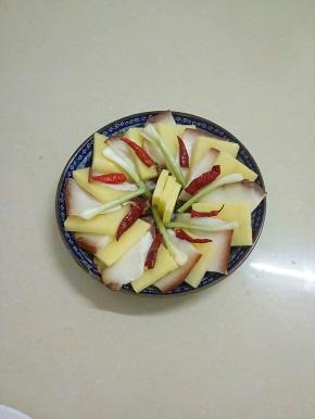 放上干辣椒和香葱，