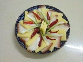 放上干辣椒和香葱，