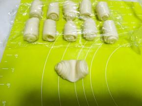 松弛好的牛舌卷从中间压一下，之后压扁