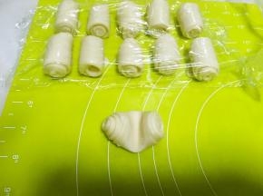 松弛好的牛舌卷从中间压一下，之后压扁