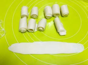 再次擀成长条，卷起来，继续松弛15分钟，豆沙馅分成10等份