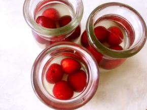 加入去核的樱桃，放冰箱冷藏1个小时至镜面层凝固