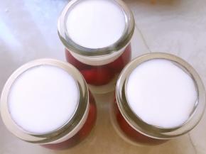 用勺均匀的分配在三个布丁瓶内，之后放冰箱冷藏1个小时