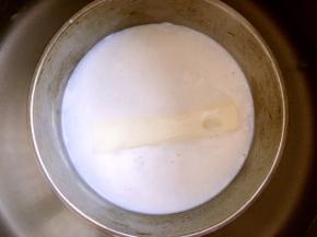 最后做表层的牛奶层，吉利丁片用冷水泡软，90克牛奶加10克砂糖加入泡软的吉利丁片，继续隔水加热至融化，再坐冷水内降至常温