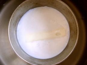 最后做表层的牛奶层，吉利丁片用冷水泡软，90克牛奶加10克砂糖加入泡软的吉利丁片，继续隔水加热至融化，再坐冷水内降至常温