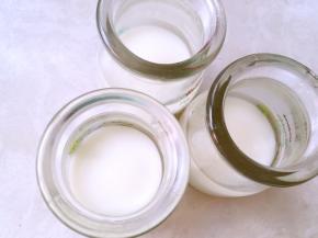 用小勺将凉透的吉利丁水均匀的分配在三个瓶子内