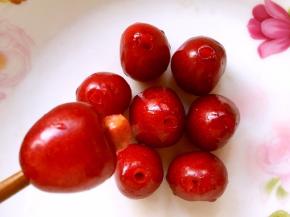 樱桃洗干净，用筷子将核顶出