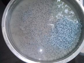 经过一晚的浸泡，糯米已经变色了