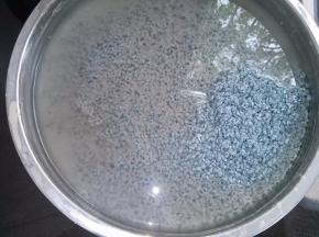 经过一晚的浸泡，糯米已经变色了