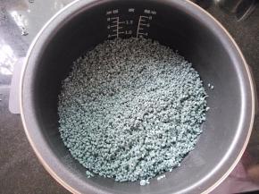 将糯米放入电饭煲内胆