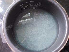 加入适量水，水量比平时煮饭的量稍微少一些