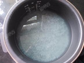 加入适量水，水量比平时煮饭的量稍微少一些