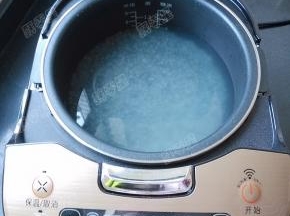 电饭煲接通电源