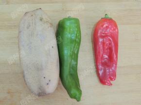 莲藕，青红椒清洗干净