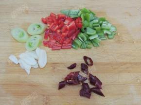 青红椒切丁，葱蒜切片，干红辣椒切圈