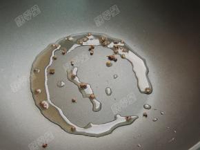 热锅凉油，放入花椒炒香