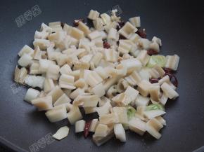 倒入莲藕丁翻炒