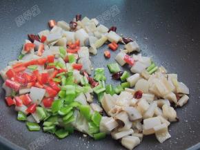 加入青红椒翻炒断生