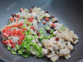 加入青红椒翻炒断生