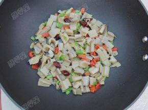 加入鸡精炒匀即可出锅