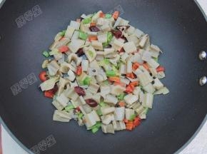 加入鸡精炒匀即可出锅