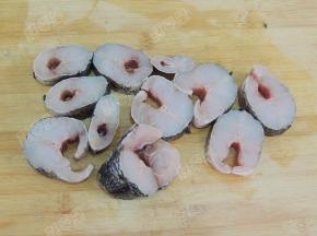 黑鱼切成寸段