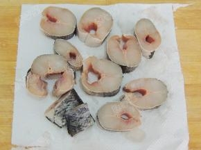 腌好的黑鱼块用厨房纸巾擦干