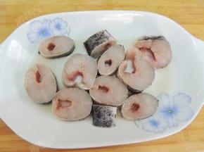 将黑鱼段用盐、料酒腌制半小时