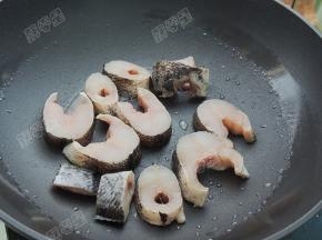 炒锅中放入适量油，放入黑鱼块