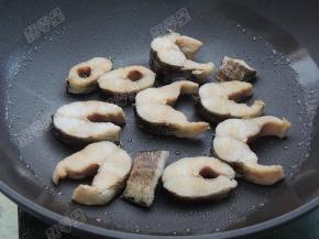 将黑鱼块煎至两面微黄后盛出备用