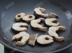 将黑鱼块煎至两面微黄后盛出备用