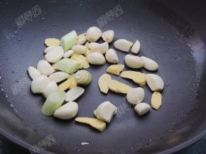 将黑鱼块煎至两面微黄后盛出备用