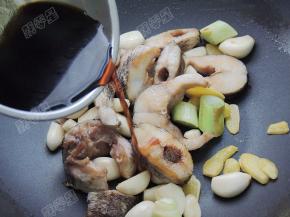 生抽、蚝油、糖、盐、料酒、水调成碗汁倒入锅中