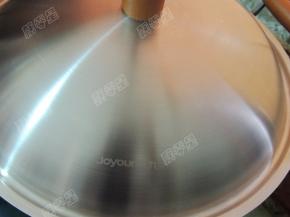 转中小火，盖上锅盖焖煮至熟