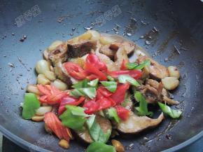 加入青红椒翻炒断生