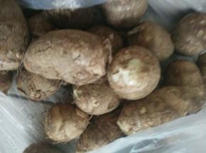 芋头洗干净，刮皮