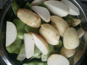 芋头刮皮切几半，油豆掰小段