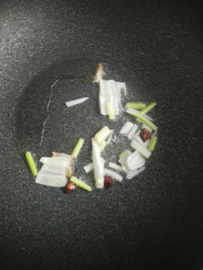 锅里放底油，放八角半爆香，放入葱丝炒制