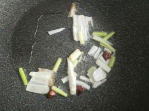 锅里放底油，放八角半爆香，放入葱丝炒制