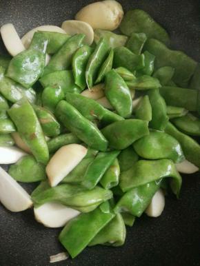 放入油豆，芋头