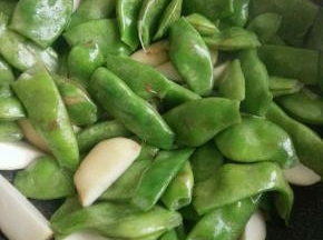 放入油豆，芋头