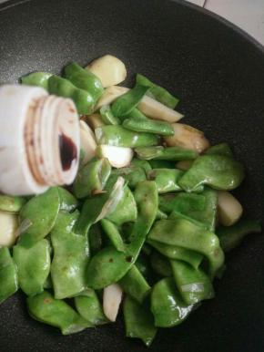 把油豆炒软以后再加入酱油