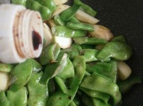 把油豆炒软以后再加入酱油