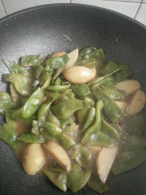 加水没过油豆，大火炖，小火焖，油豆烂了以后放盐调味就可以啦