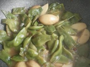 加水没过油豆，大火炖，小火焖，油豆烂了以后放盐调味就可以啦