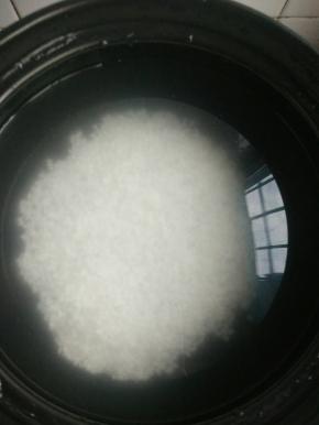 大米糯米洗干净放入砂锅中，大火煮开