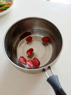 锅中加食材两倍的清水，加入红枣煮个几分钟。