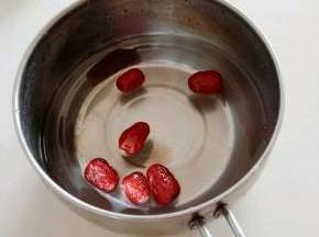 锅中加食材两倍的清水，加入红枣煮个几分钟。